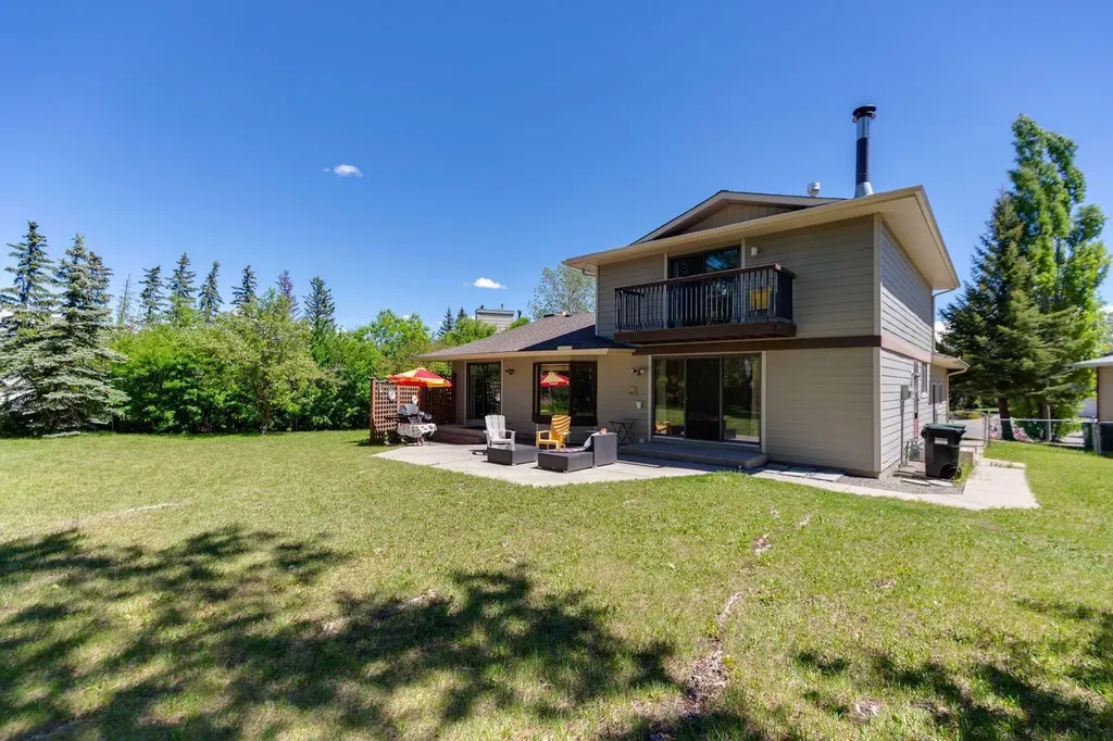 243 Silvergrove Place NW Calgary AB T3B 4T5