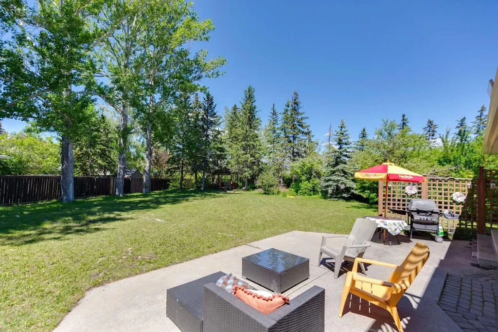 243 Silvergrove Place NW Calgary AB T3B 4T5