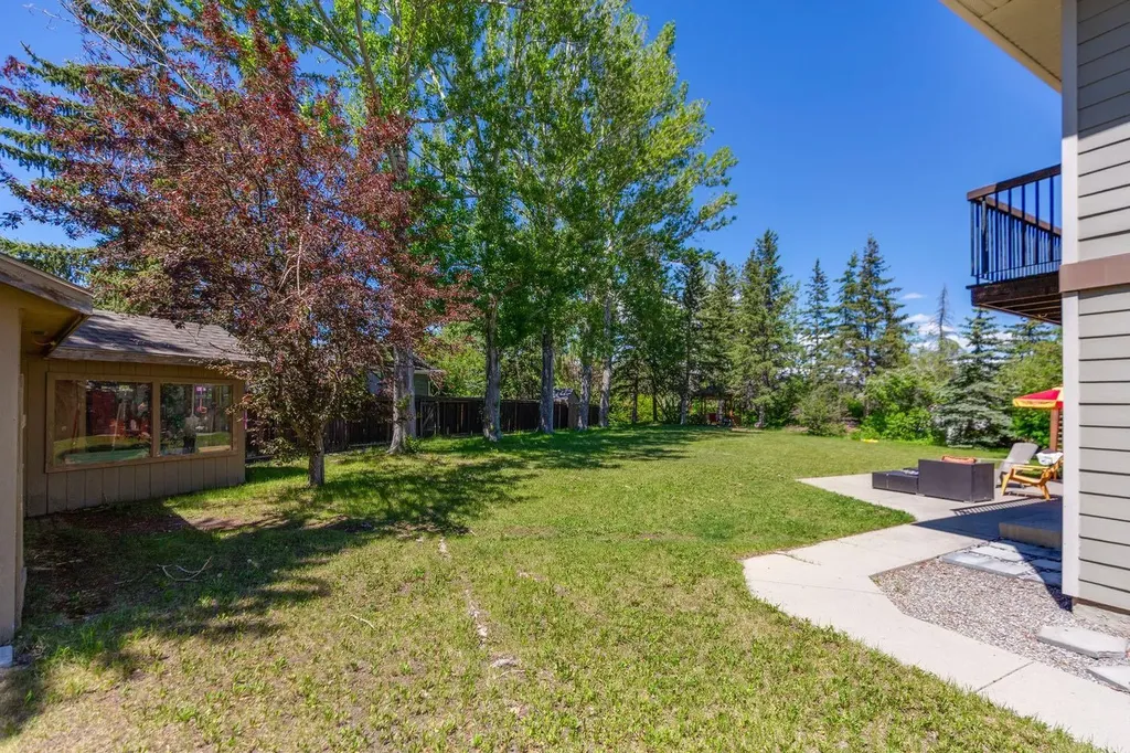 243 Silvergrove Place NW Calgary AB T3B 4T5