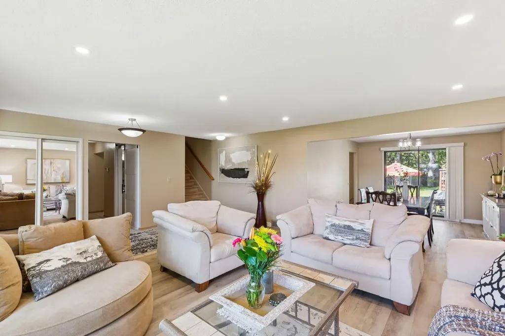 243 Silvergrove Place NW Calgary AB T3B 4T5