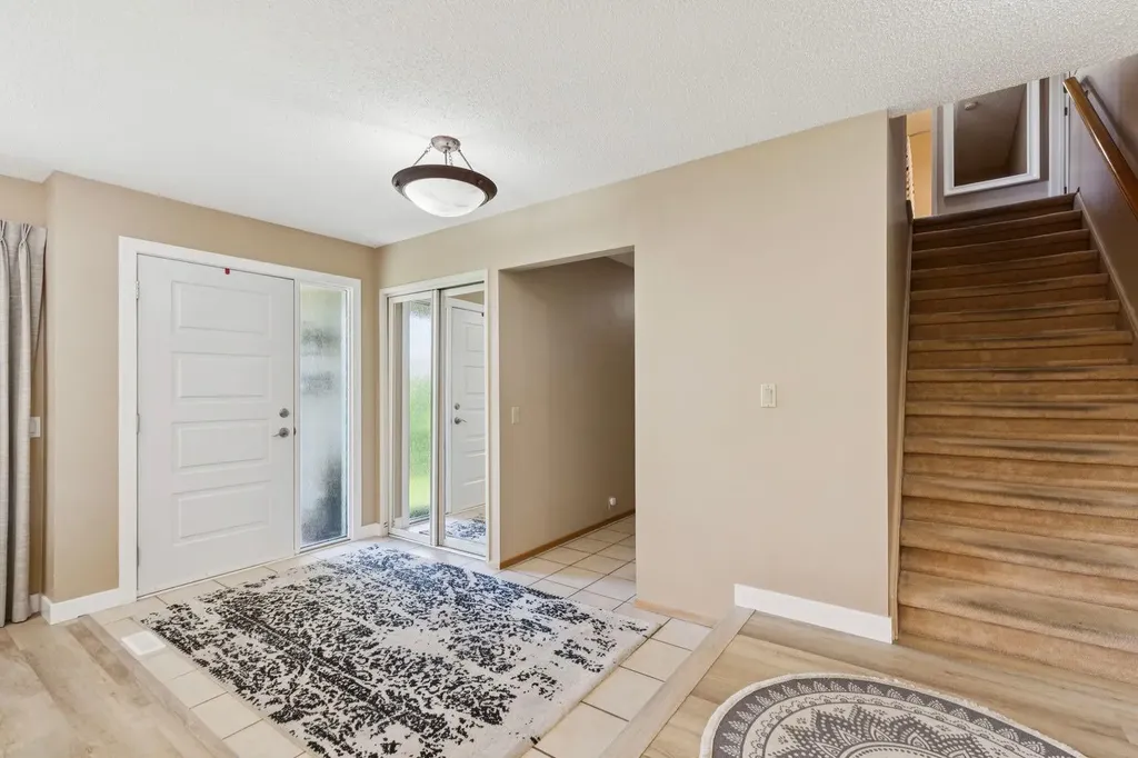 243 Silvergrove Place NW Calgary AB T3B 4T5