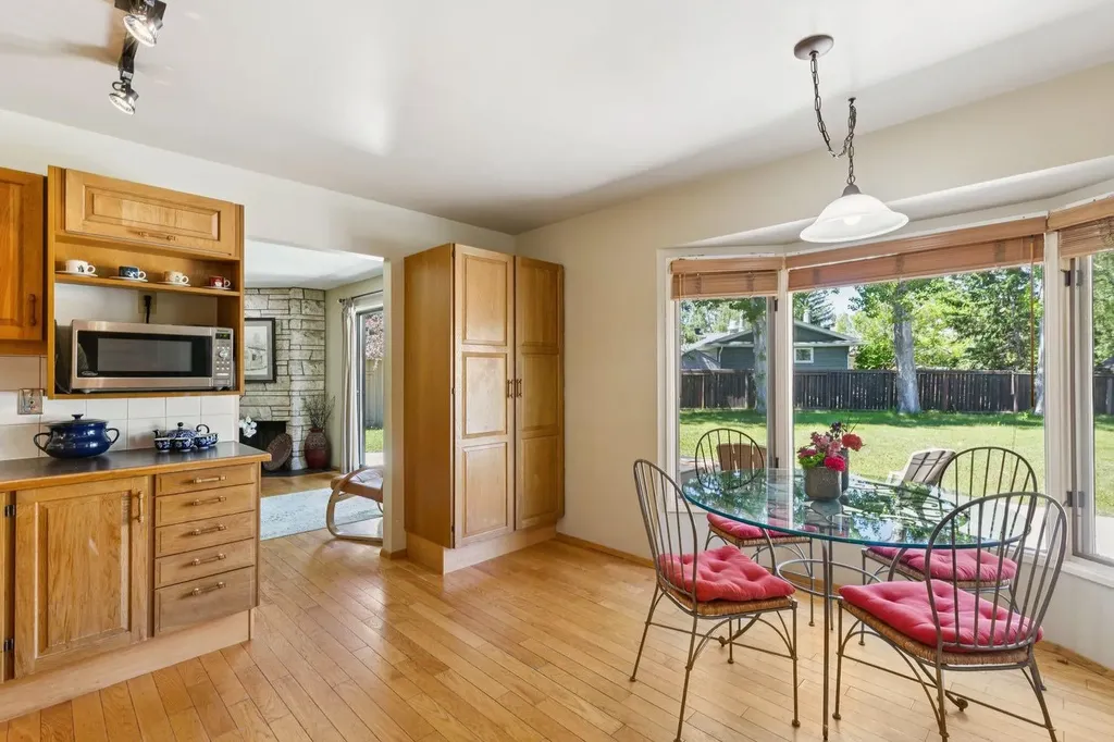 243 Silvergrove Place NW Calgary AB T3B 4T5