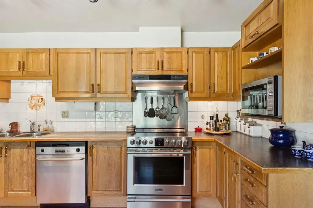 243 Silvergrove Place NW Calgary AB T3B 4T5