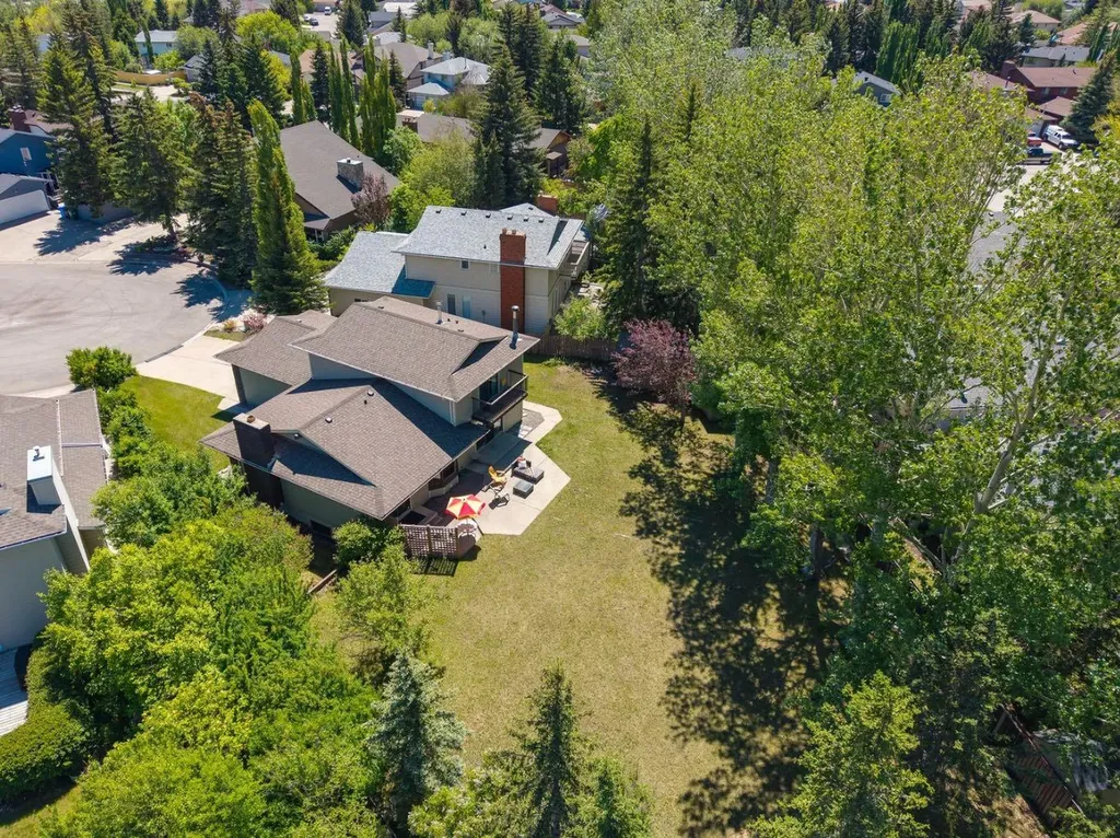 243 Silvergrove Place NW Calgary AB T3B 4T5