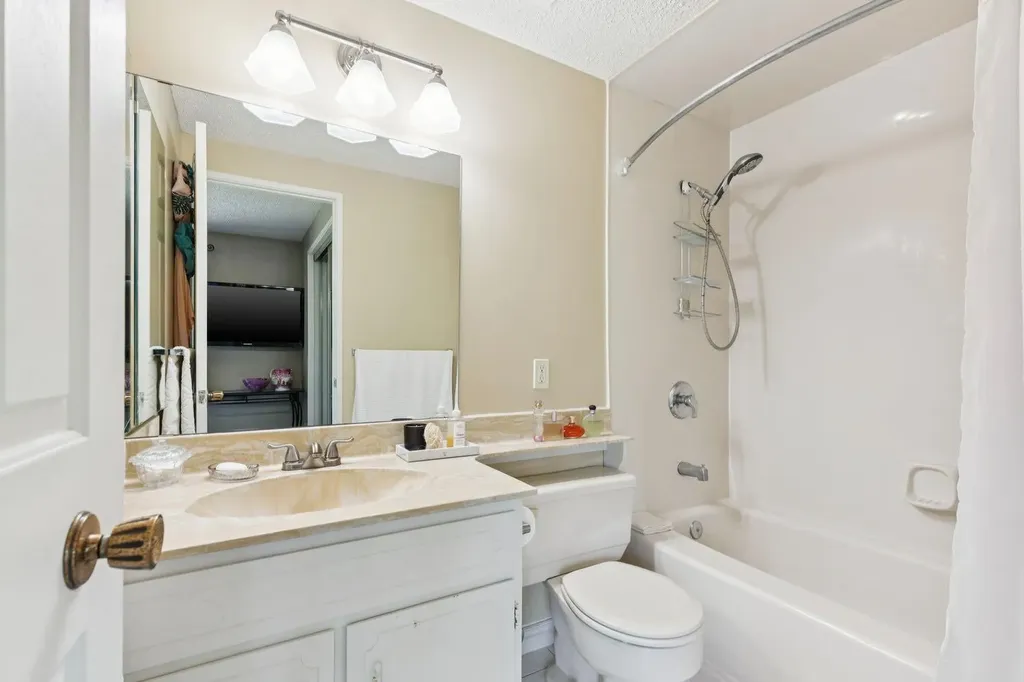243 Silvergrove Place NW Calgary AB T3B 4T5