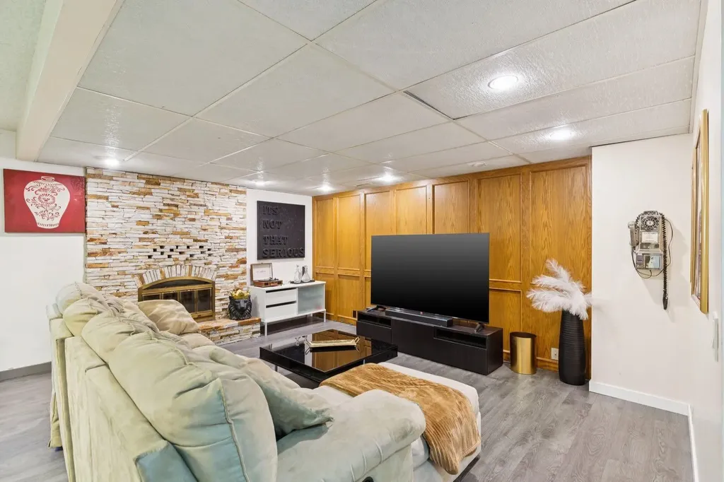 243 Silvergrove Place NW Calgary AB T3B 4T5