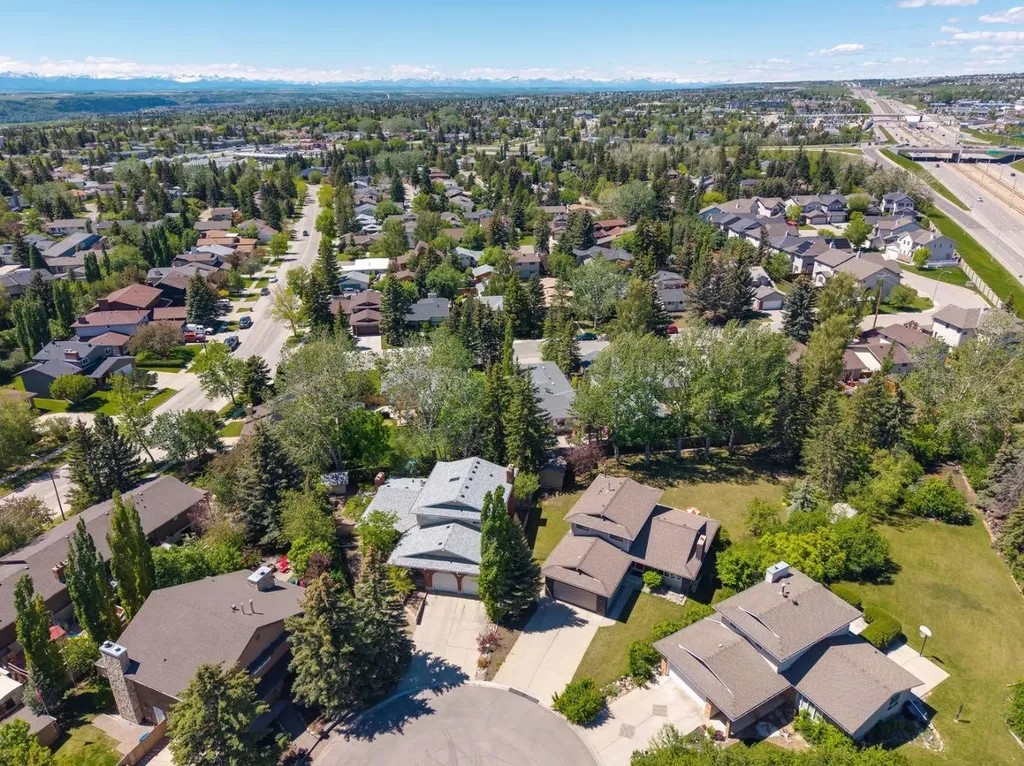 243 Silvergrove Place NW Calgary AB T3B 4T5