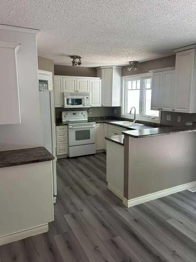10629 104 Avenue Grande Cache AB T0E 0Y0