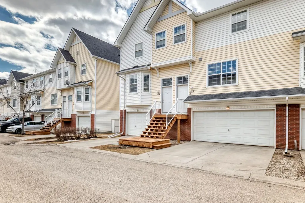 252 Prestwick Acres Lane SE Calgary AB T2Z 3Y2