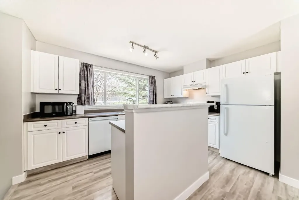 252 Prestwick Acres Lane SE Calgary AB T2Z 3Y2