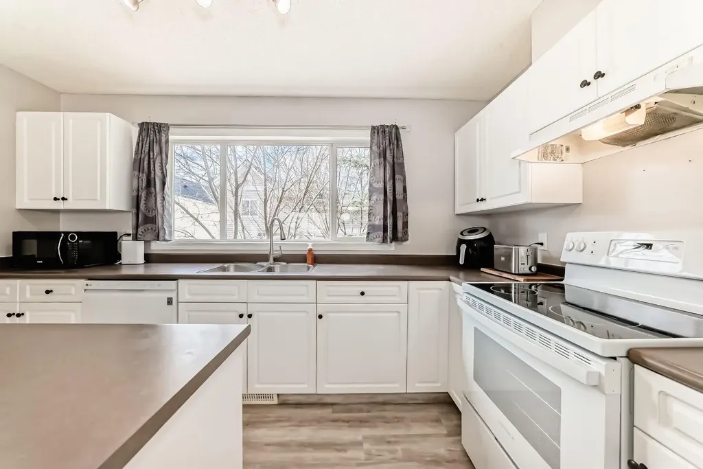 252 Prestwick Acres Lane SE Calgary AB T2Z 3Y2