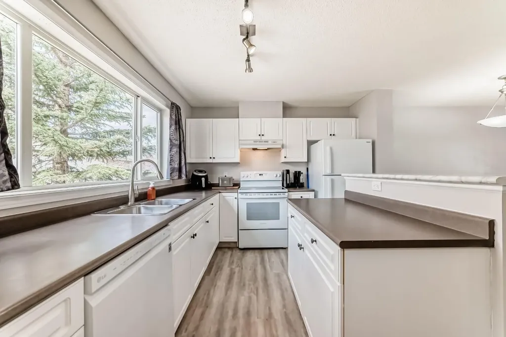 252 Prestwick Acres Lane SE Calgary AB T2Z 3Y2