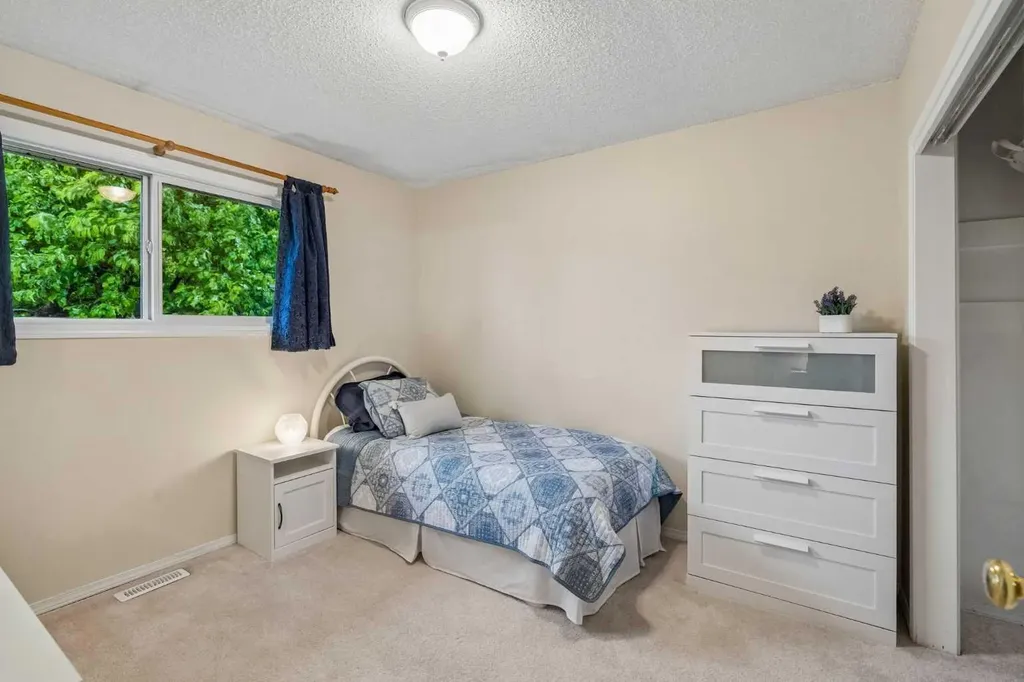 1403 104 Avenue SW Calgary AB T2W 0A7