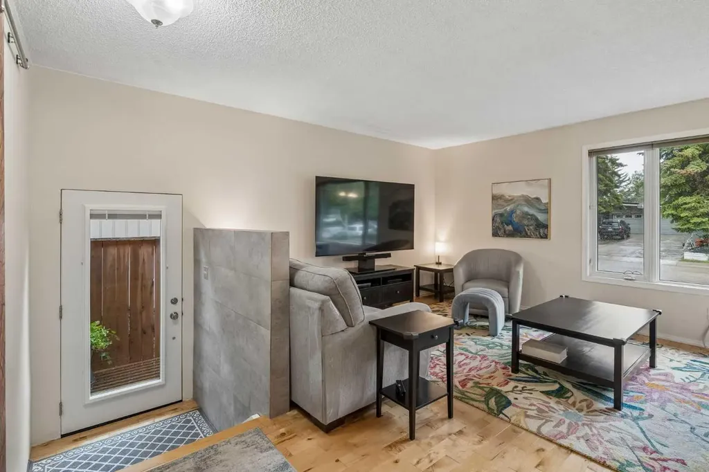1403 104 Avenue SW Calgary AB T2W 0A7
