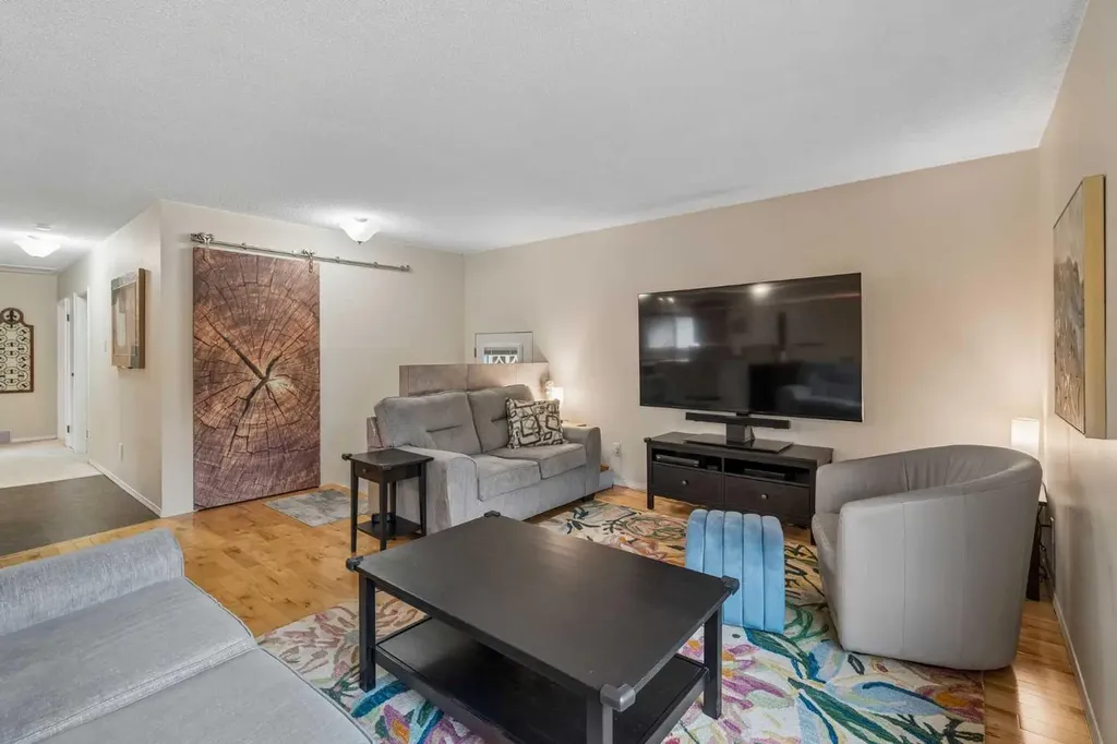 1403 104 Avenue SW Calgary AB T2W 0A7