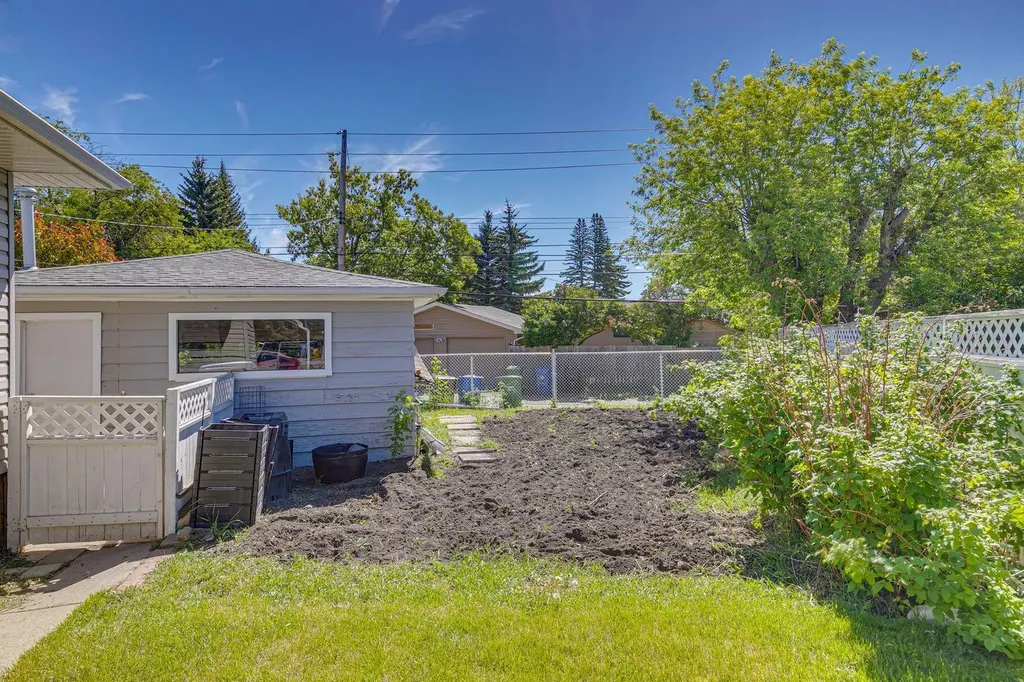 8028 5 Street SW Calgary AB T2V1C5