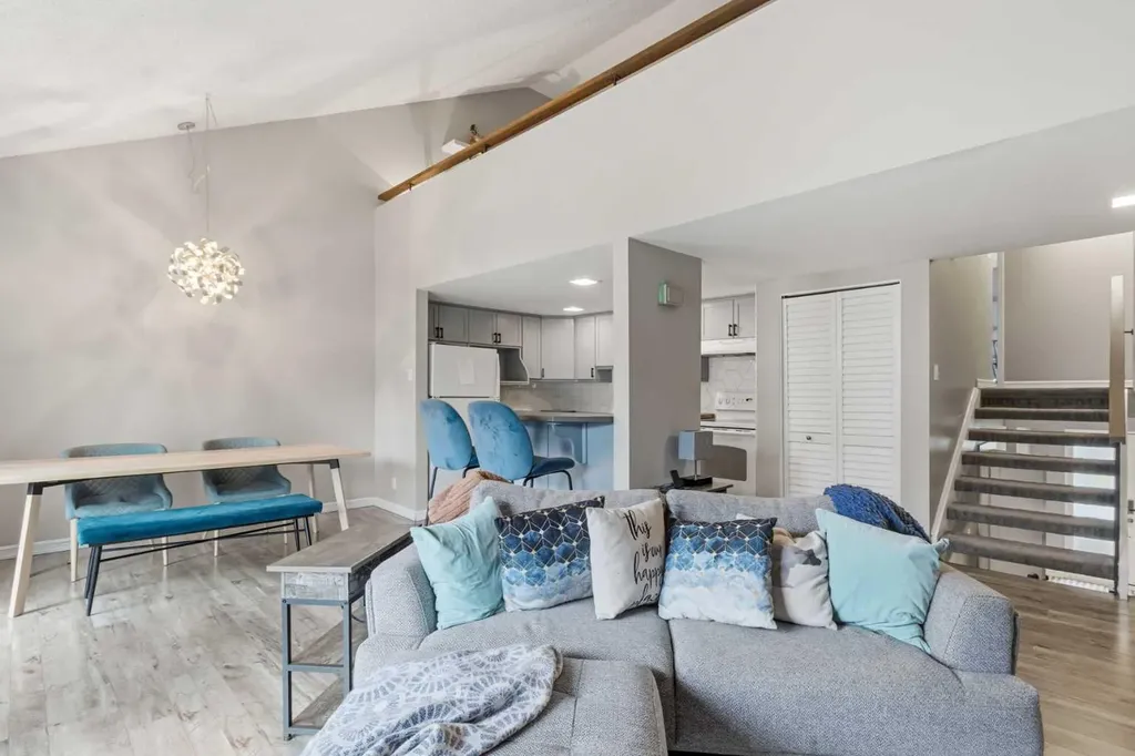 2225 Oakmoor Drive SW Calgary AB T2V 4N6
