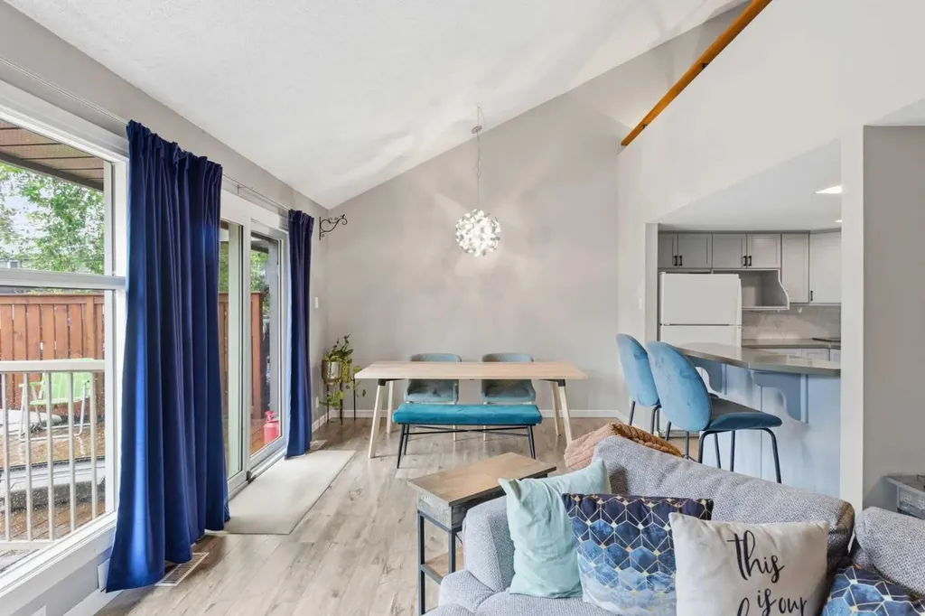 2225 Oakmoor Drive SW Calgary AB T2V 4N6