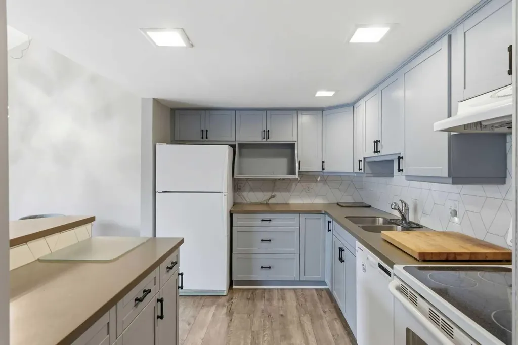 2225 Oakmoor Drive SW Calgary AB T2V 4N6