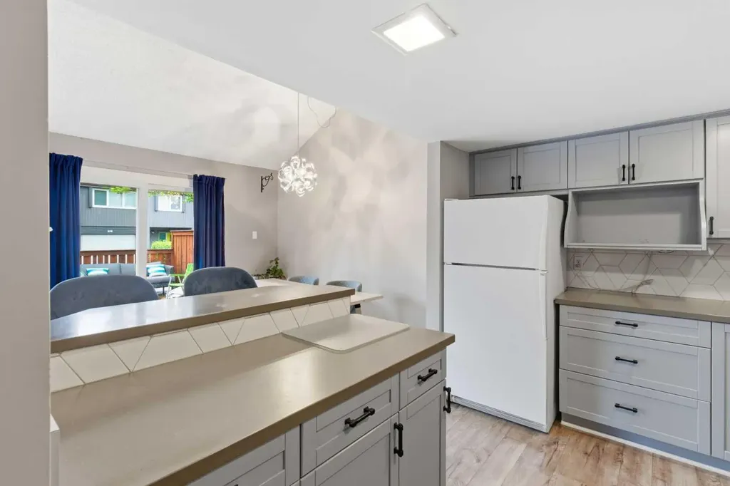 2225 Oakmoor Drive SW Calgary AB T2V 4N6