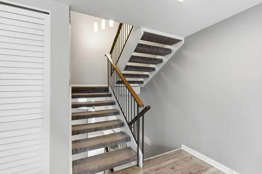 2225 Oakmoor Drive SW Calgary AB T2V 4N6