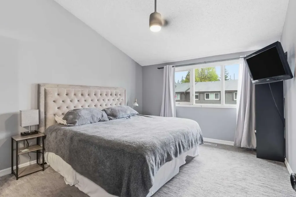 2225 Oakmoor Drive SW Calgary AB T2V 4N6