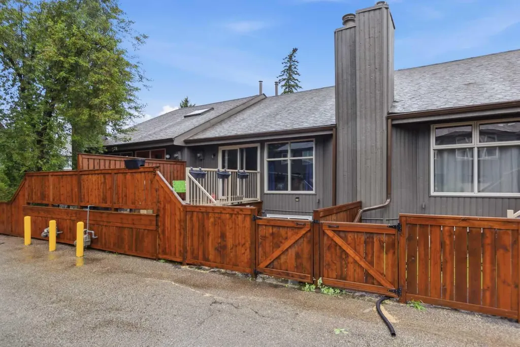 2225 Oakmoor Drive SW Calgary AB T2V 4N6