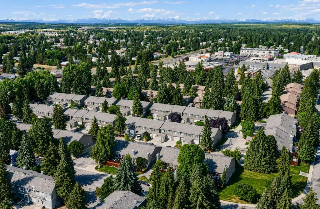 2225 Oakmoor Drive SW Calgary AB T2V 4N6