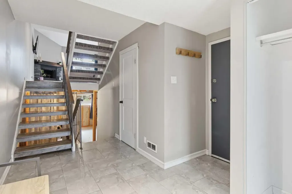 2225 Oakmoor Drive SW Calgary AB T2V 4N6