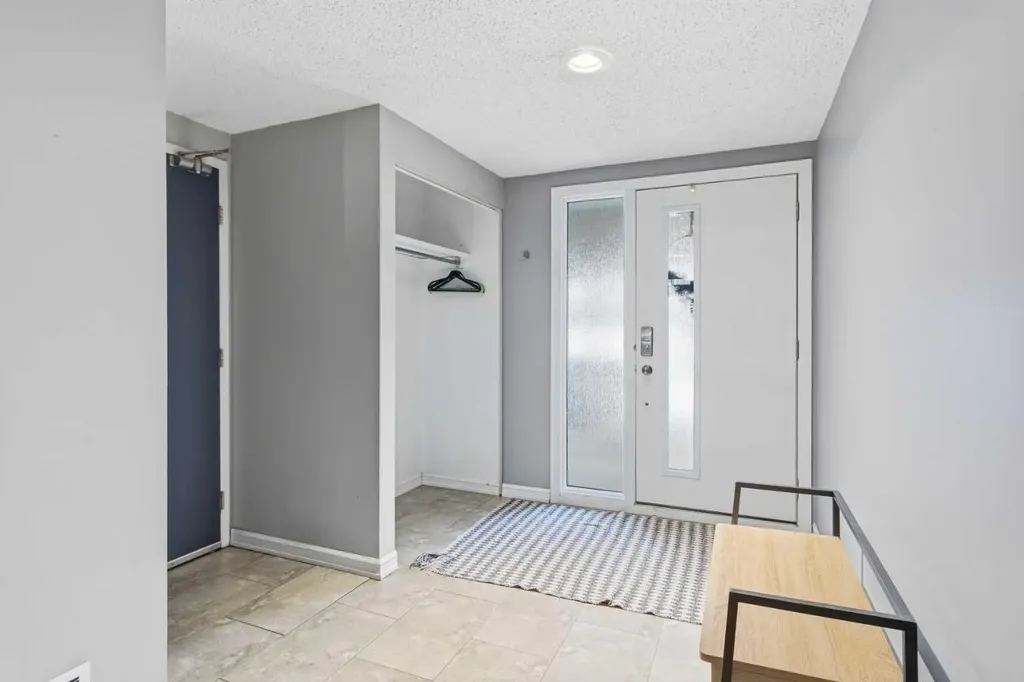 2225 Oakmoor Drive SW Calgary AB T2V 4N6