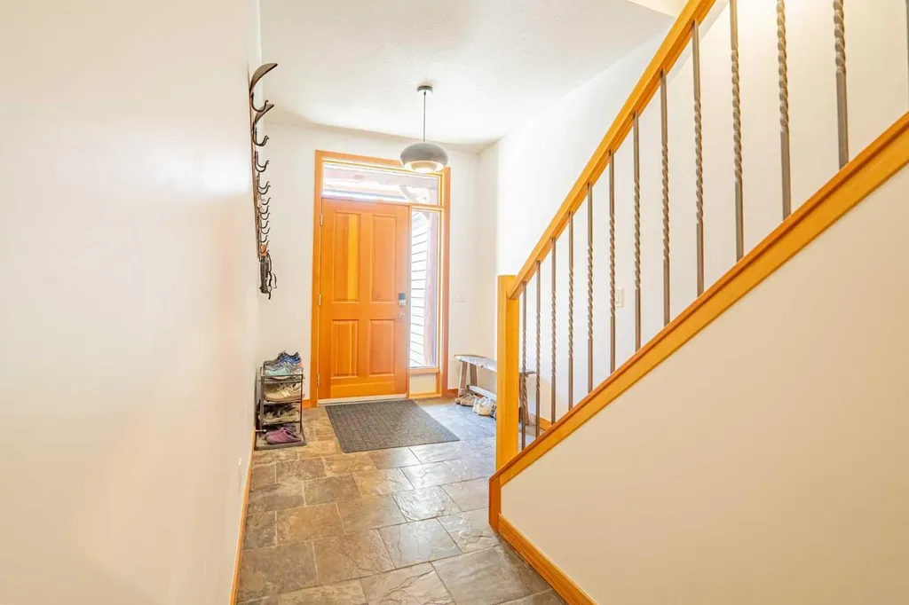 137 Wapiti Close Canmore AB T1W 3B2