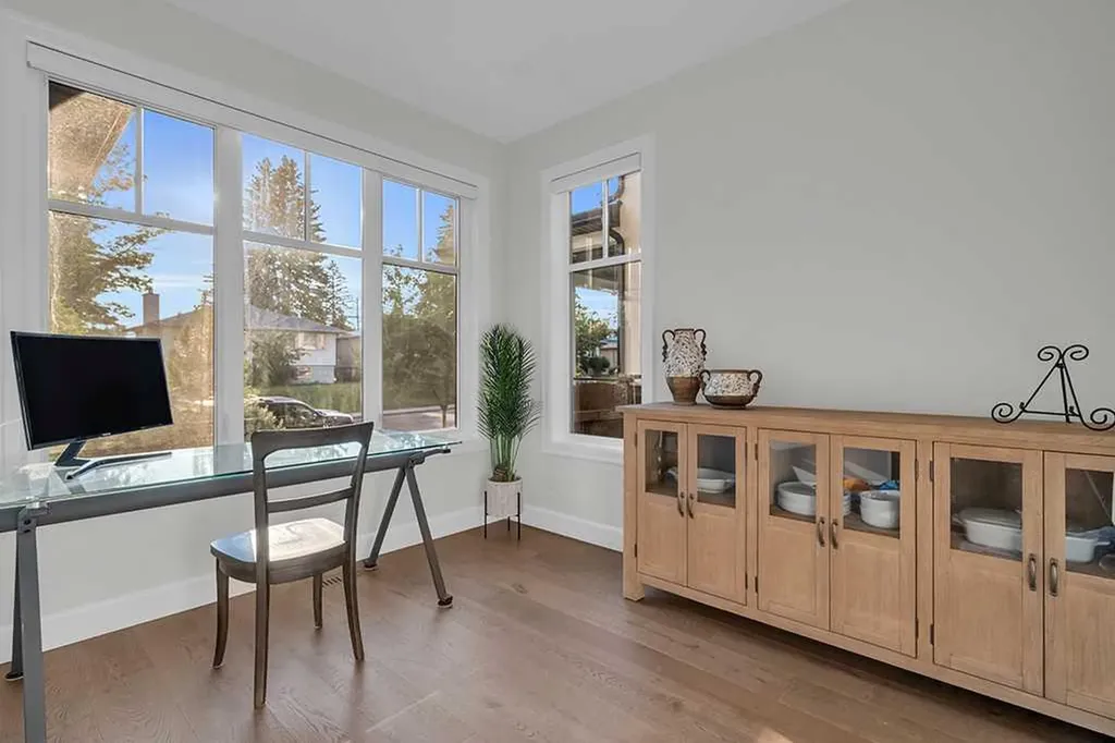 2424 35 Street SW Calgary AB T3E 2Y1