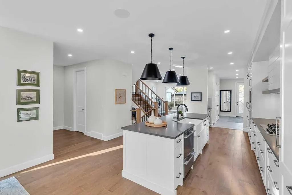 2424 35 Street SW Calgary AB T3E 2Y1