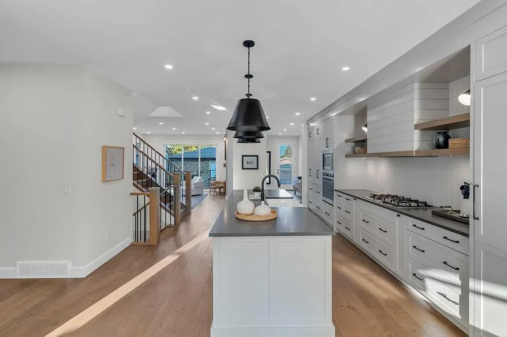 2424 35 Street SW Calgary AB T3E 2Y1