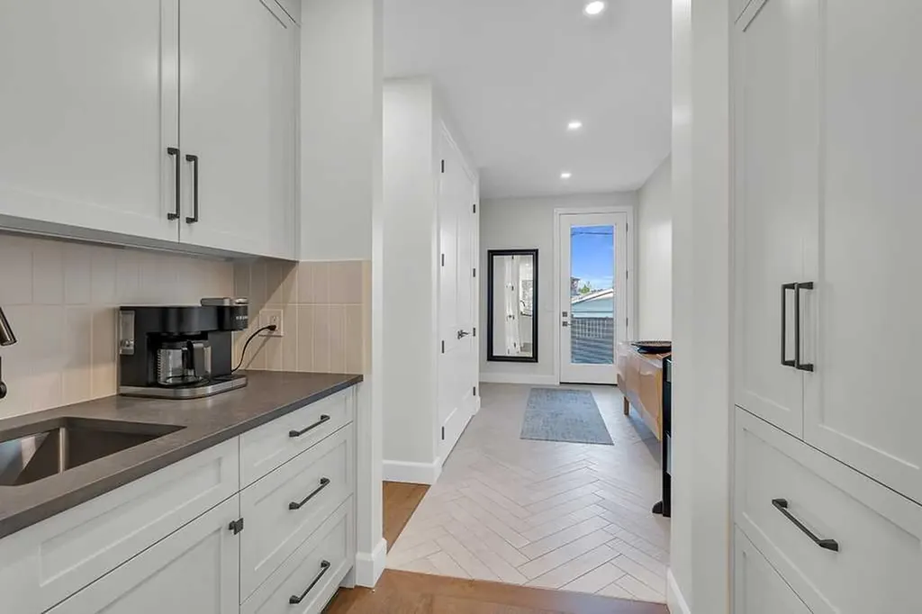 2424 35 Street SW Calgary AB T3E 2Y1