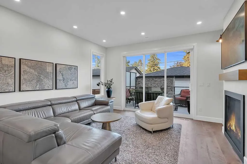 2424 35 Street SW Calgary AB T3E 2Y1