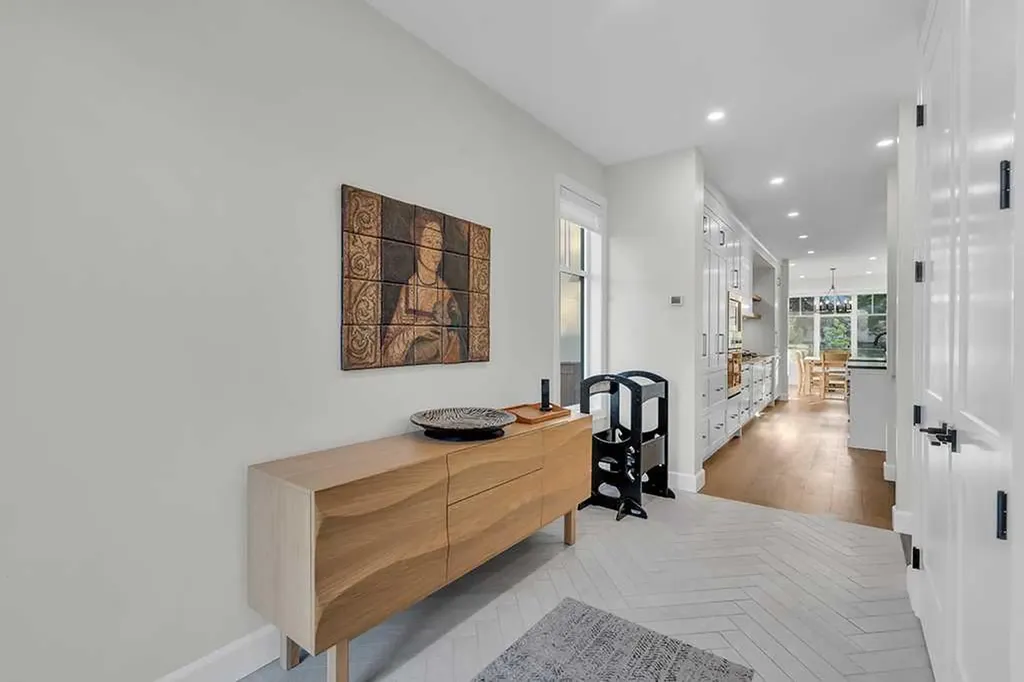 2424 35 Street SW Calgary AB T3E 2Y1