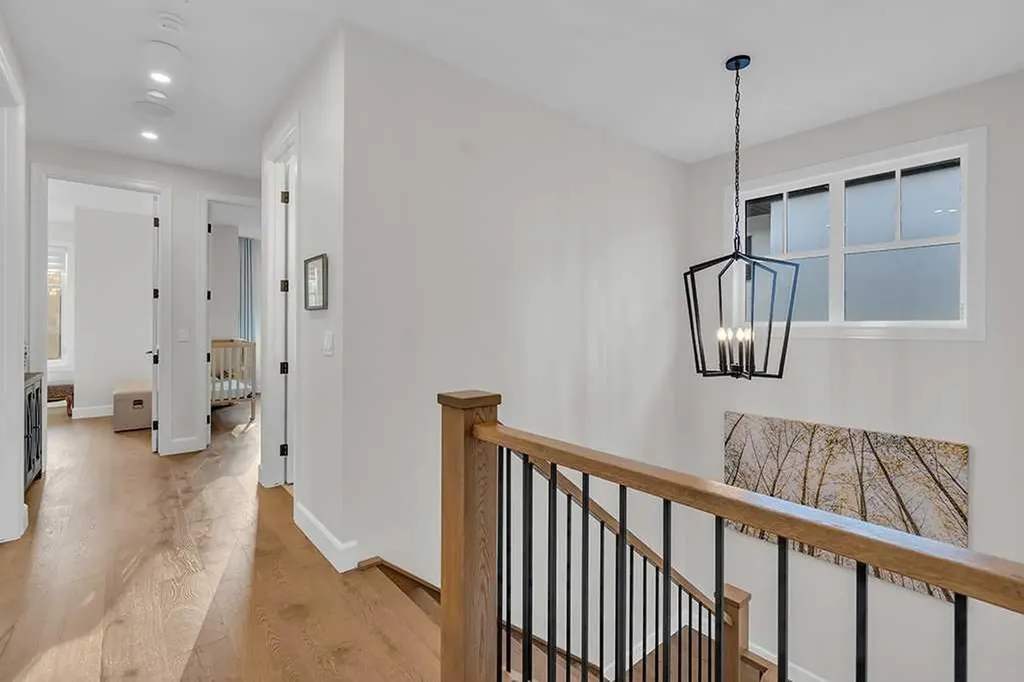 2424 35 Street SW Calgary AB T3E 2Y1