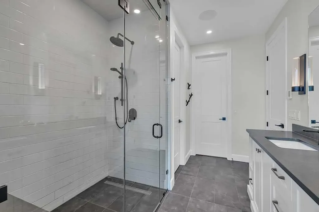 2424 35 Street SW Calgary AB T3E 2Y1