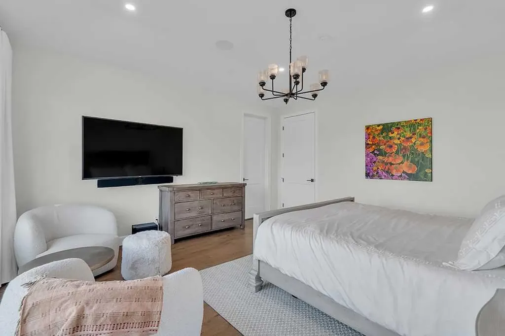 2424 35 Street SW Calgary AB T3E 2Y1