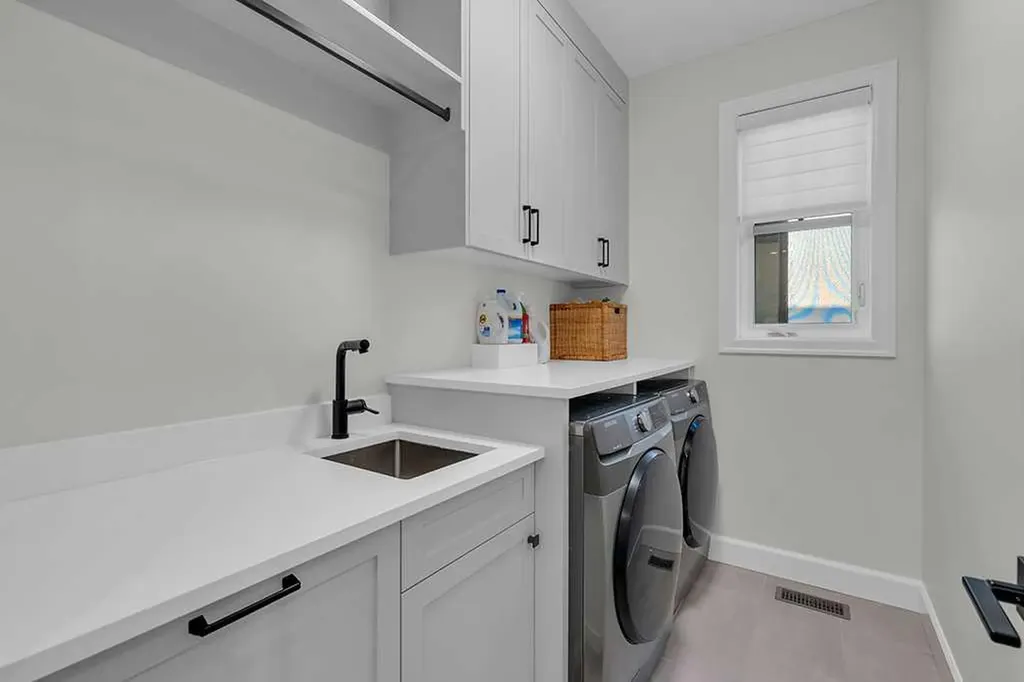2424 35 Street SW Calgary AB T3E 2Y1