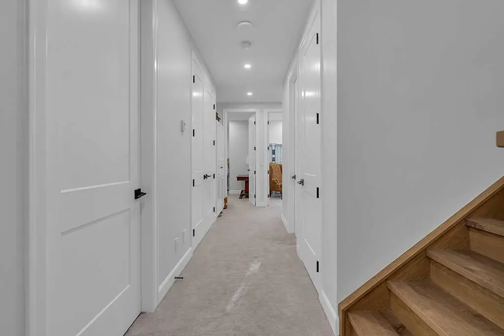 2424 35 Street SW Calgary AB T3E 2Y1