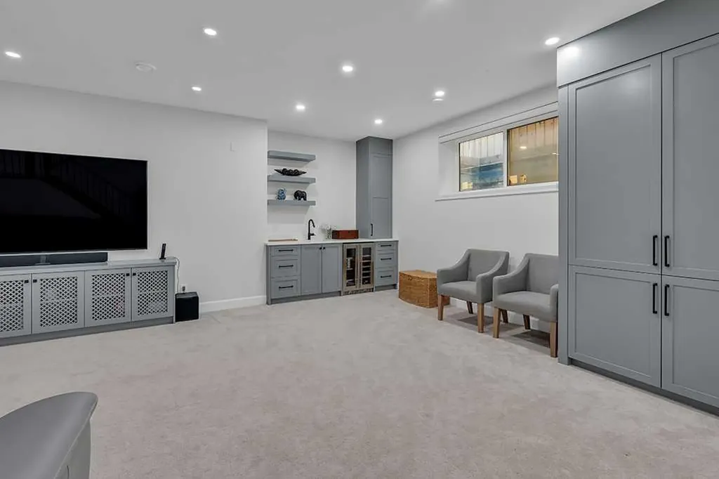 2424 35 Street SW Calgary AB T3E 2Y1
