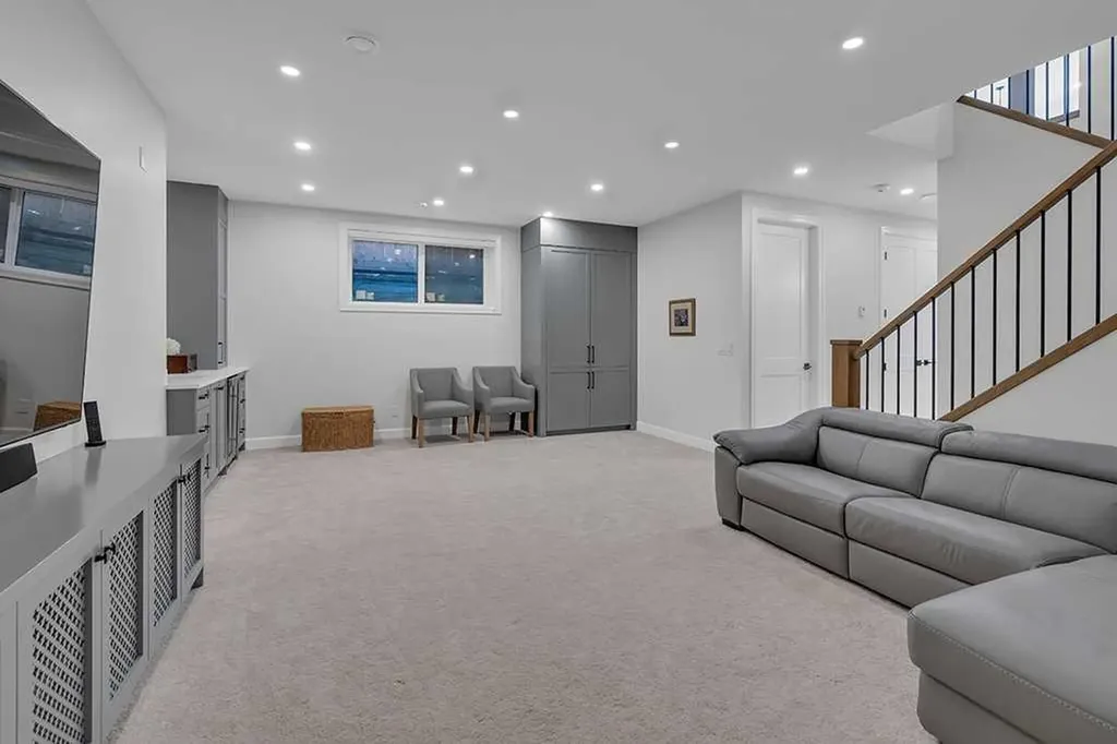 2424 35 Street SW Calgary AB T3E 2Y1