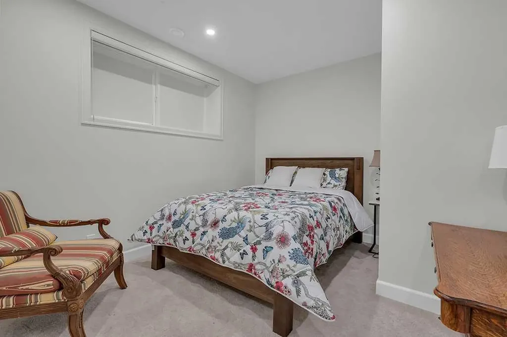 2424 35 Street SW Calgary AB T3E 2Y1