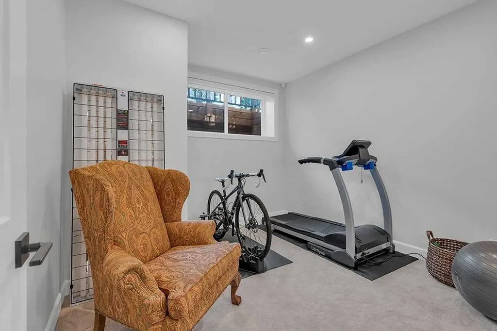 2424 35 Street SW Calgary AB T3E 2Y1