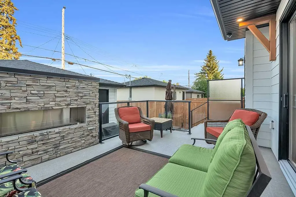 2424 35 Street SW Calgary AB T3E 2Y1