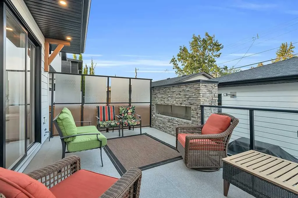 2424 35 Street SW Calgary AB T3E 2Y1