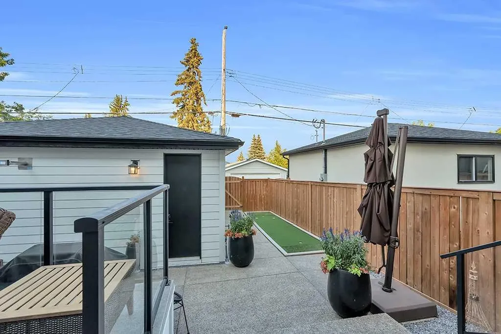 2424 35 Street SW Calgary AB T3E 2Y1