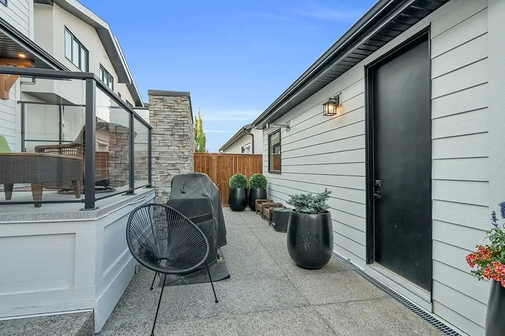 2424 35 Street SW Calgary AB T3E 2Y1